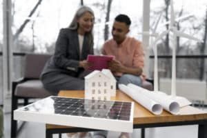 Asesora estudia con un cliente la instalación de paneles solares para ahorrar en la factura de la luz