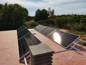 KIT SOLAR AUTOCONSUMO VS KIT SOLAR AISLADO 2 kit solar autoconsumo vs kit solar aislado